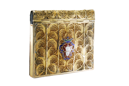 Bloco de notas em prata dourada de filigrana com brasão da coroa portuguesa.